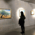 Frau vor Galerie ohne Steckdosen